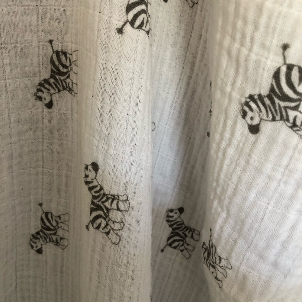 Amazing Baby Zebra Print White Muslin Swaddling Blanket Breathable Cotton - Picture 2 of 8